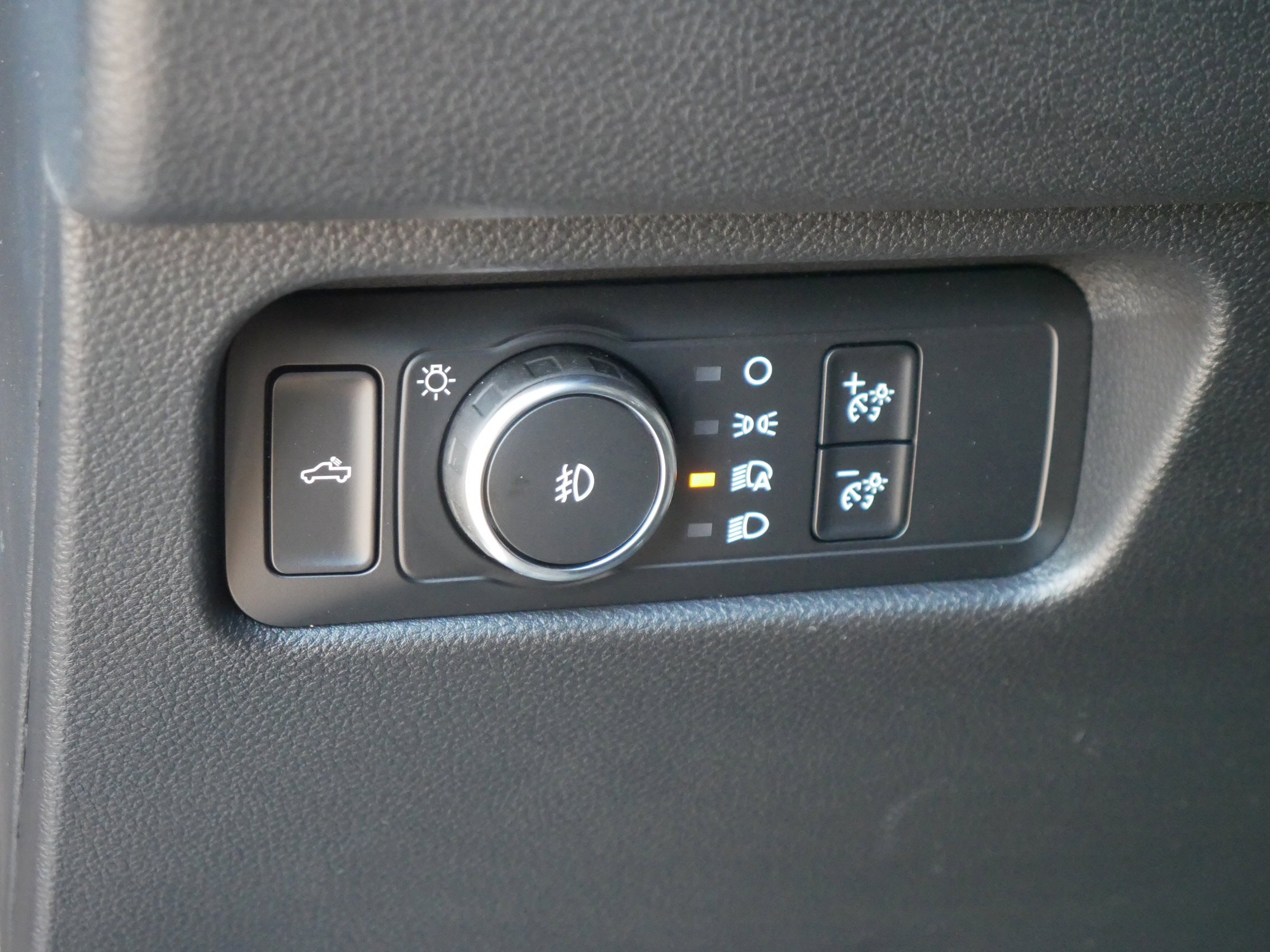 New 2025 Oxford White Ford XLT image 5
