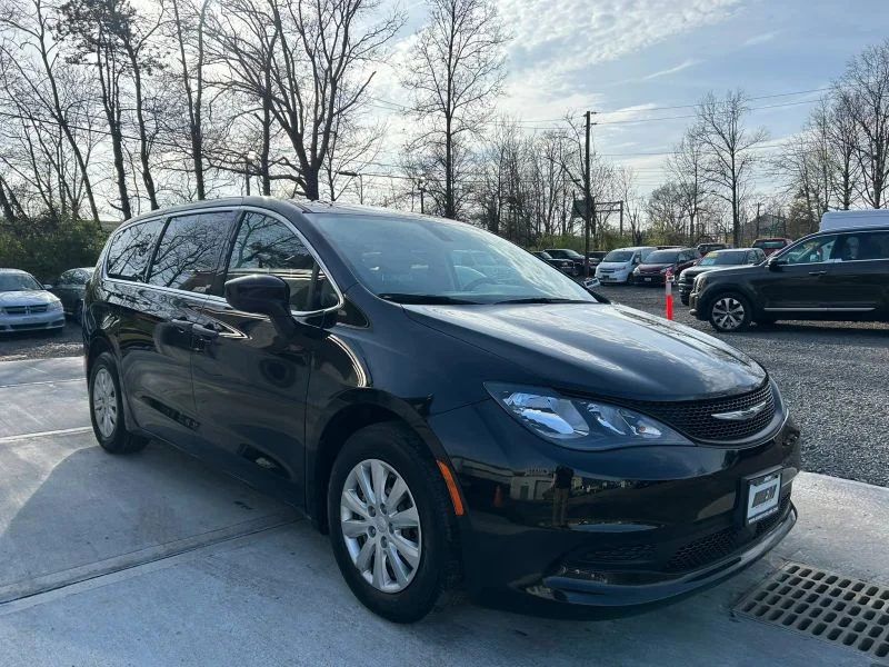 Used 2021 Black Chrysler L Minivan 4D image 17