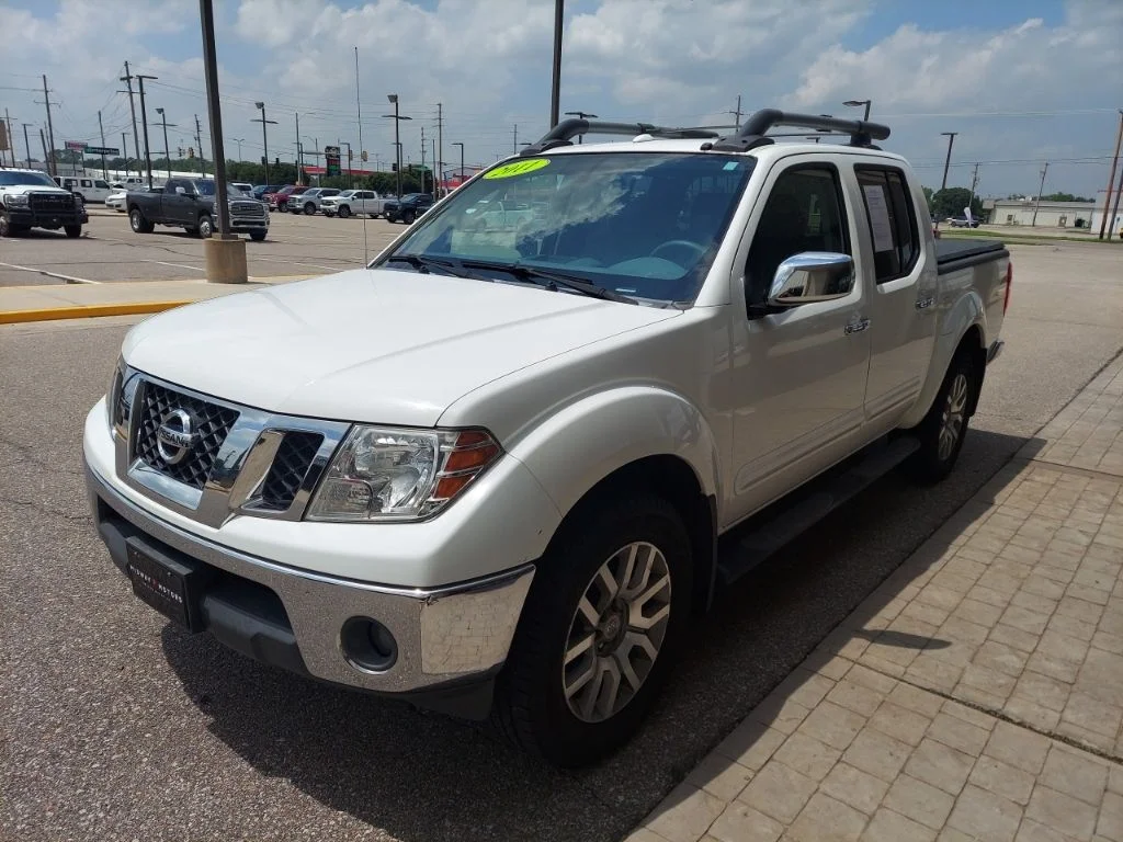 Used 2011 White Nissan SL image 3