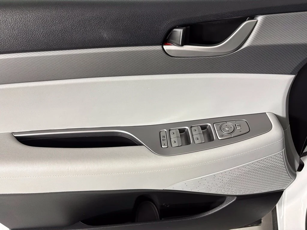 Used 2025 White Hyundai SEL image 20