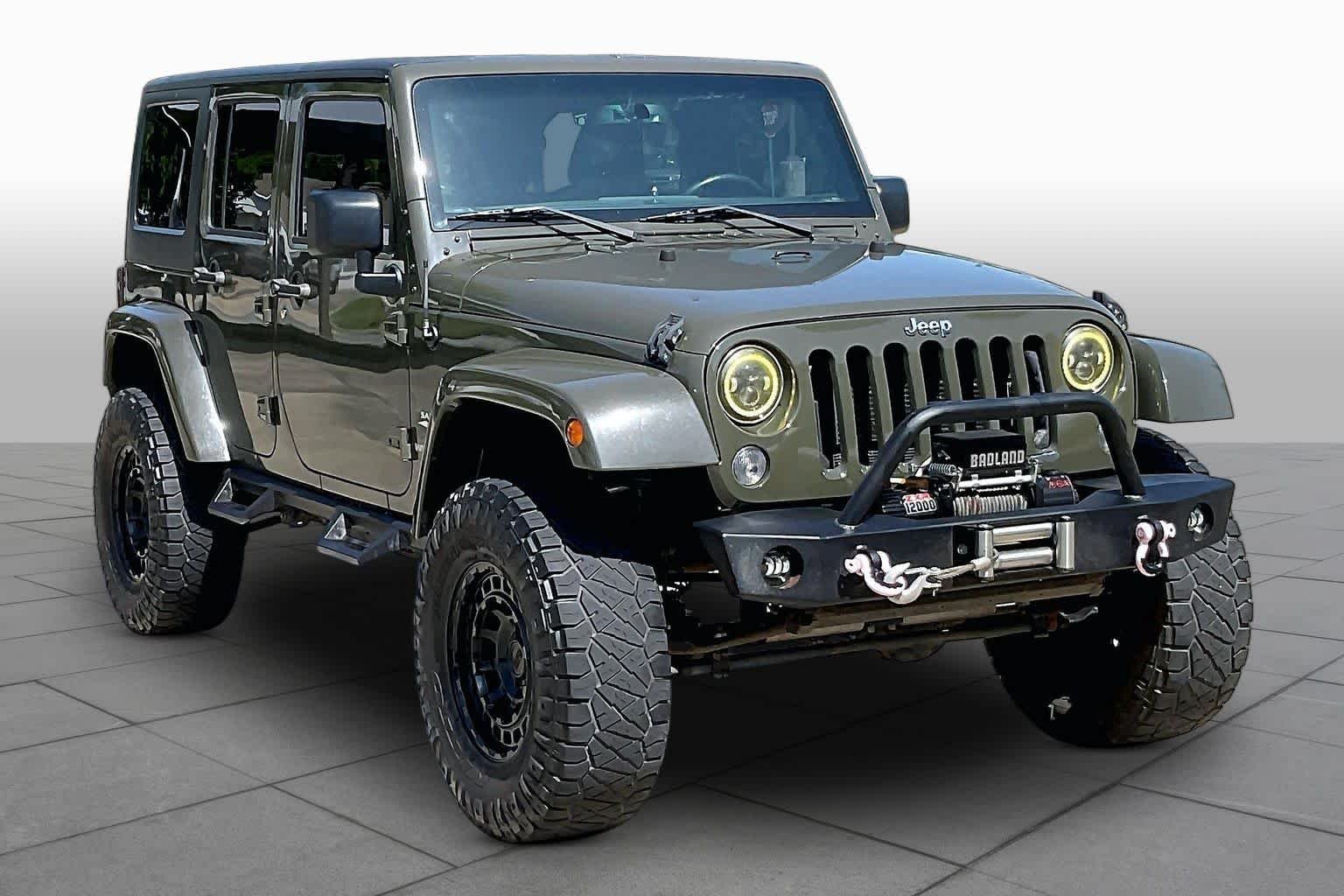 Used 2015 Tank Clearcoat Jeep Sahara image 3