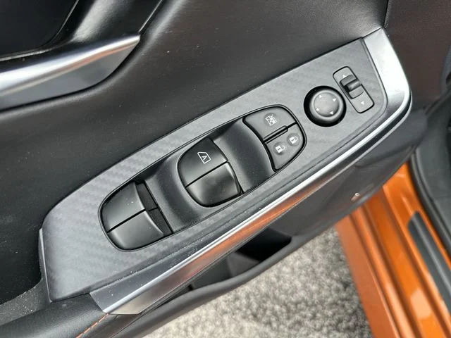 Used 2025 Orange Nissan SR image 17
