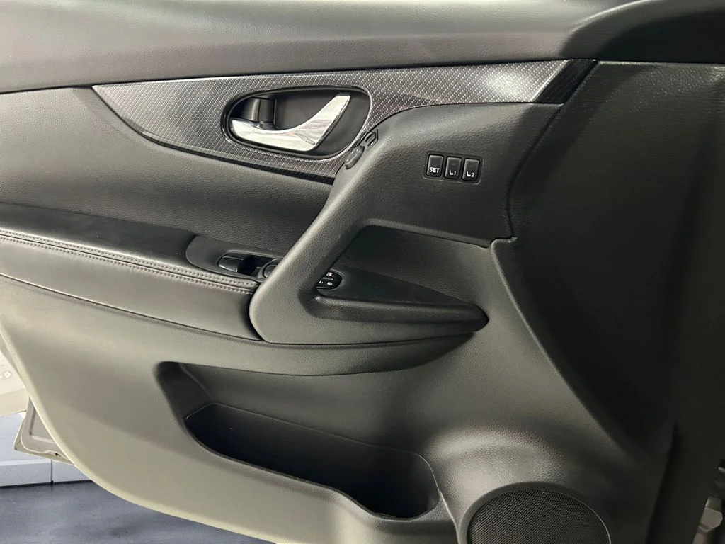 Used 2019 Gray Nissan SL image 12