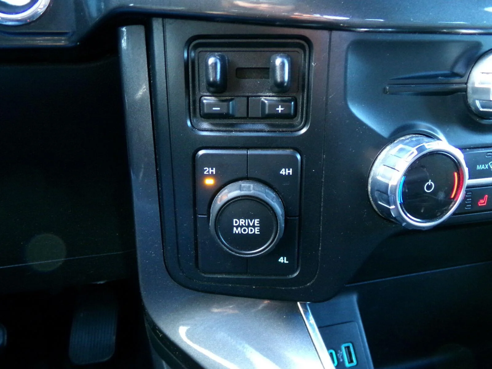 Used 2023 Avalanche Gray Ford XLT image 11
