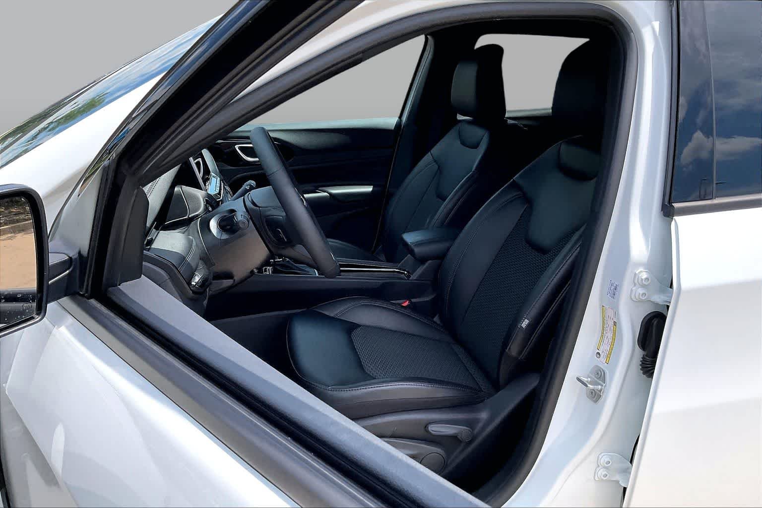 New 2026 Bright White Clearcoat Jeep Latitude image 9