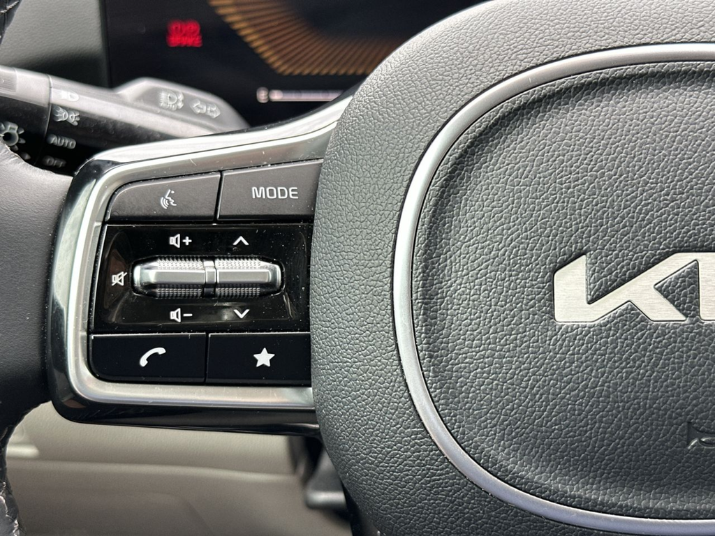Used 2025 Black Kia S image 29