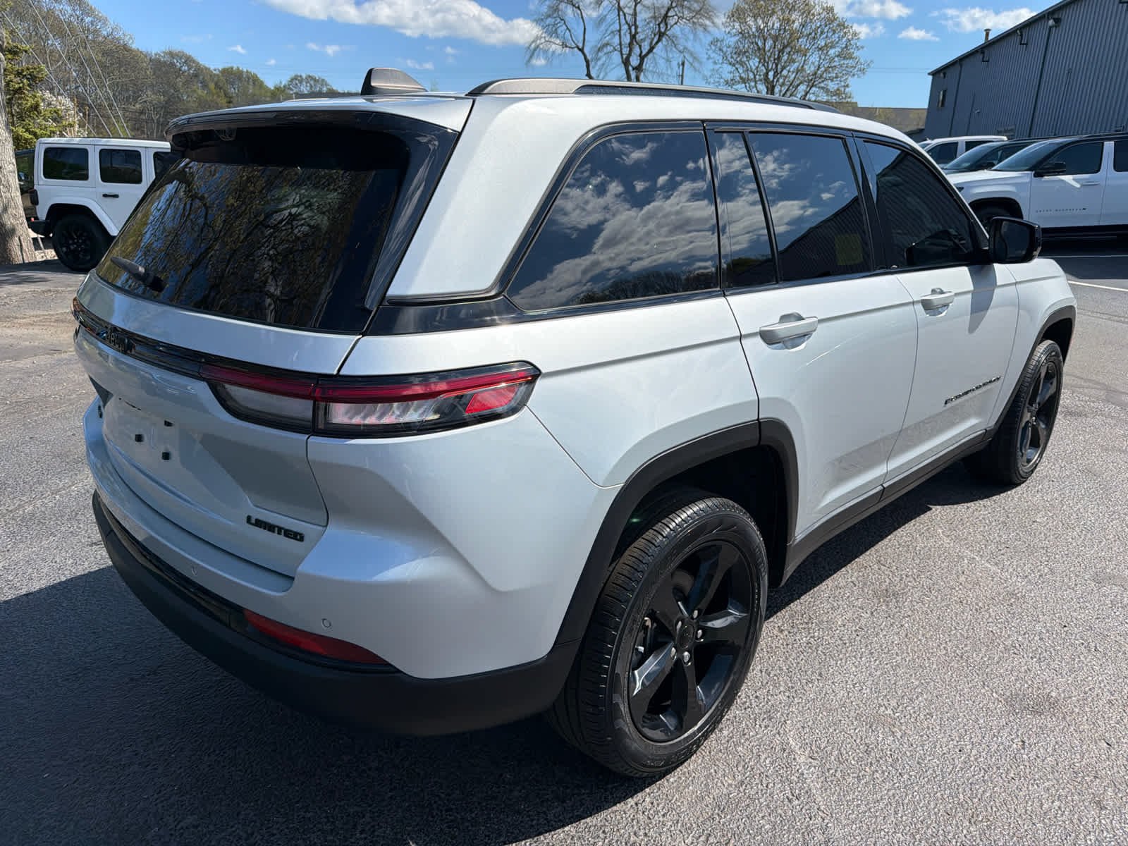 Used 2023 Silver Zynith Jeep Limited image 8