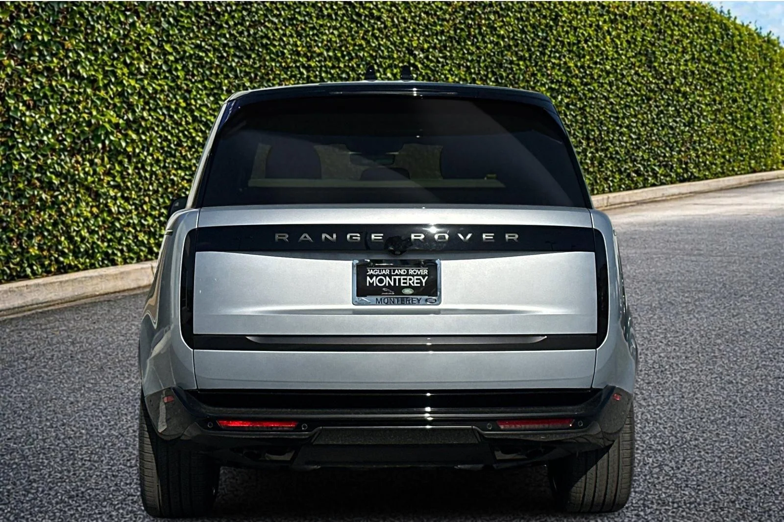 Used 2025  Land Rover SE image 5