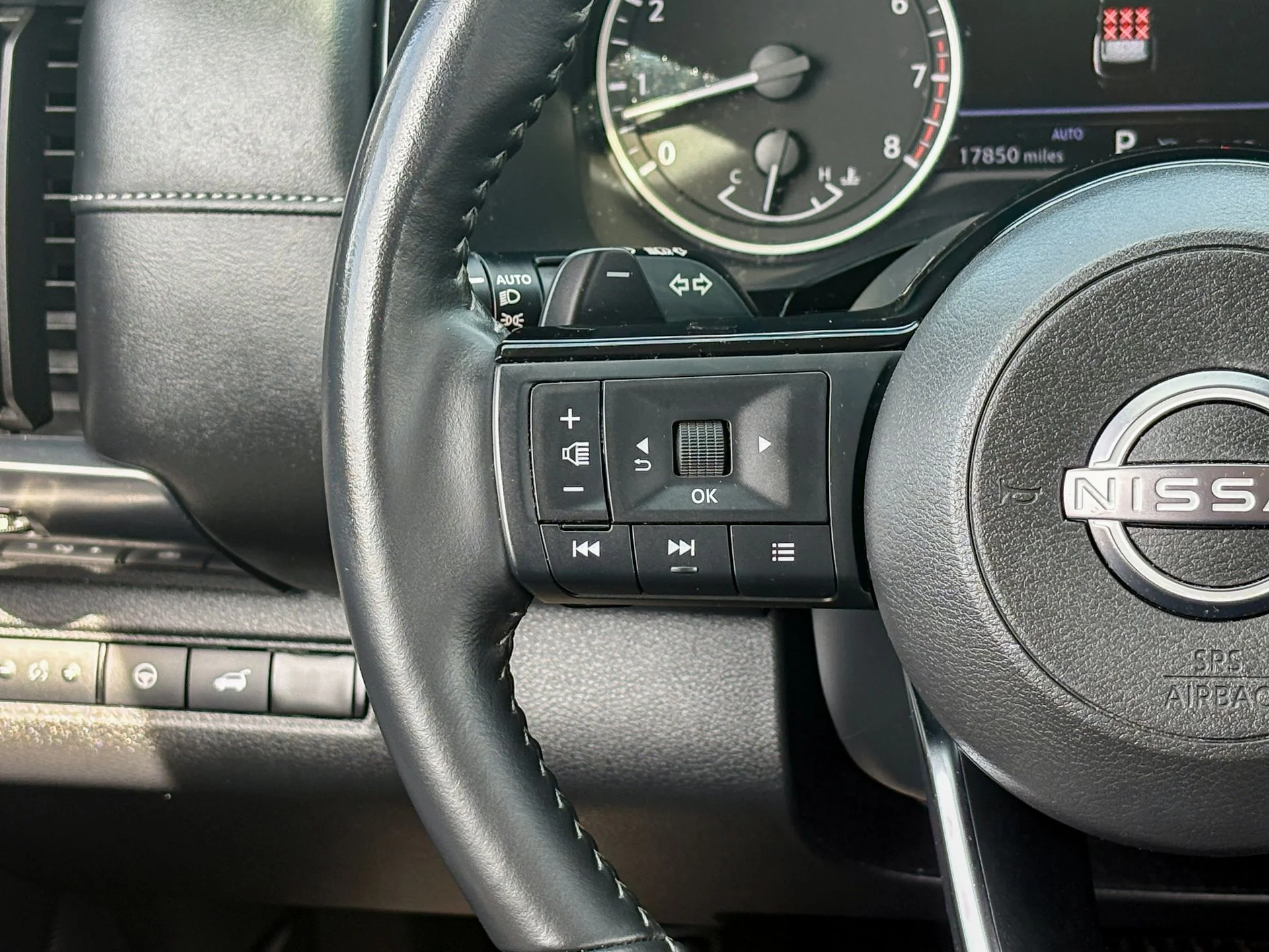 Used 2023 White Nissan SL image 31
