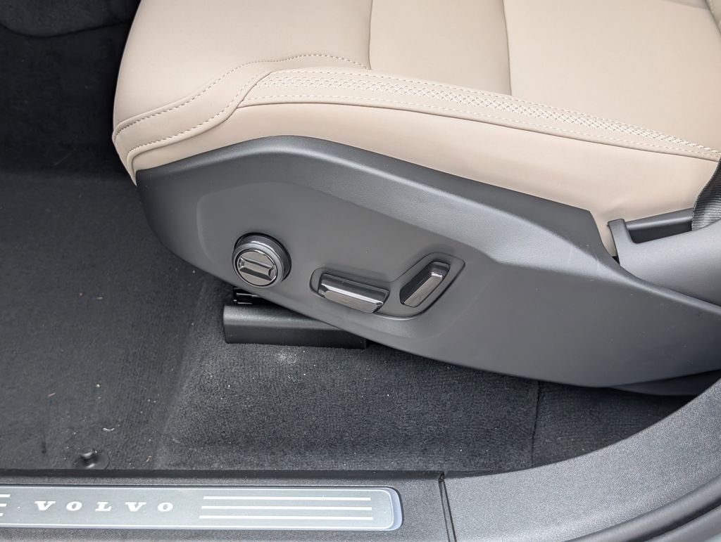 2026 Volvo XC90 Plus - Photo 17