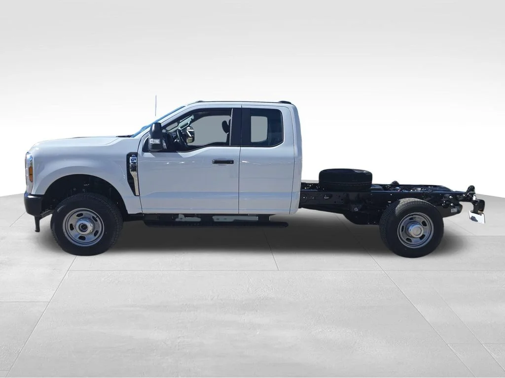 New 2026 Oxford White Ford F-350® XL image 4