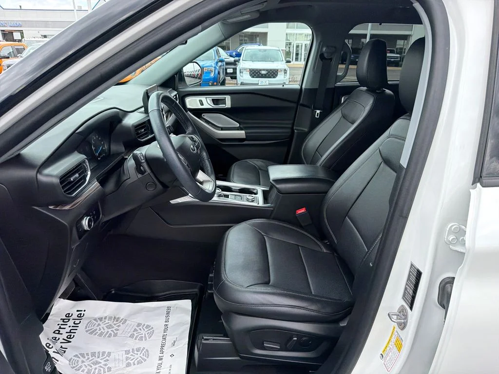 Used 2023 White Ford Limited image 9