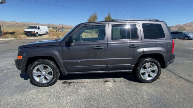 Used 2016 Gray Jeep Sport image 5