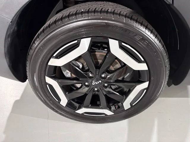 Used 2025 Green Kia S image 12