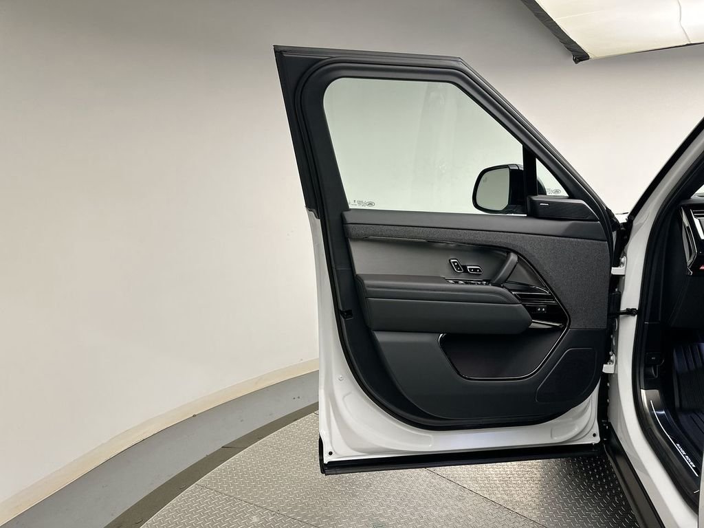 Used 2025 Fuji White Land Rover SE image 14