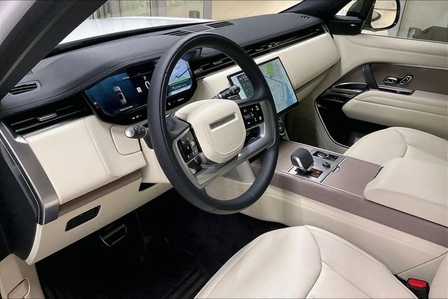 Used 2023 White Land Rover SE image 22