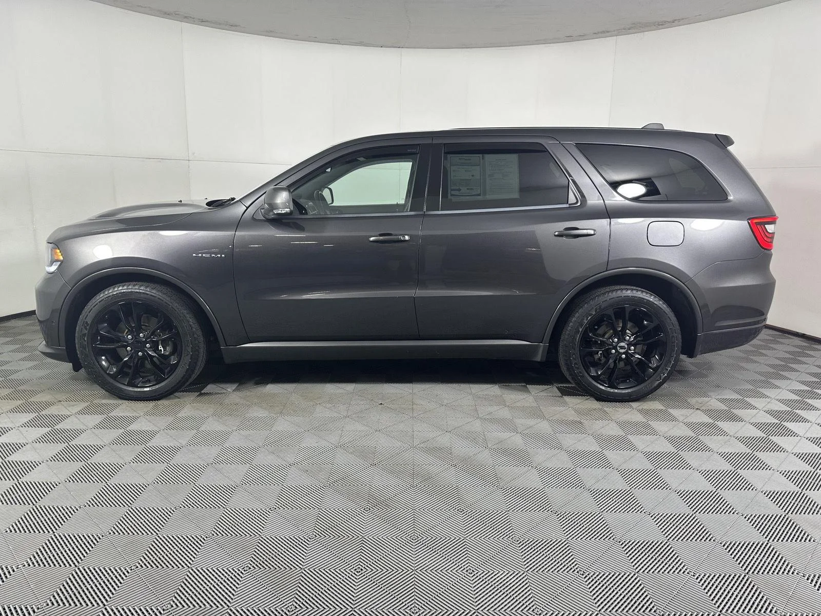 Used 2020 Granite Crystal Metallic Dodge R/T image 18