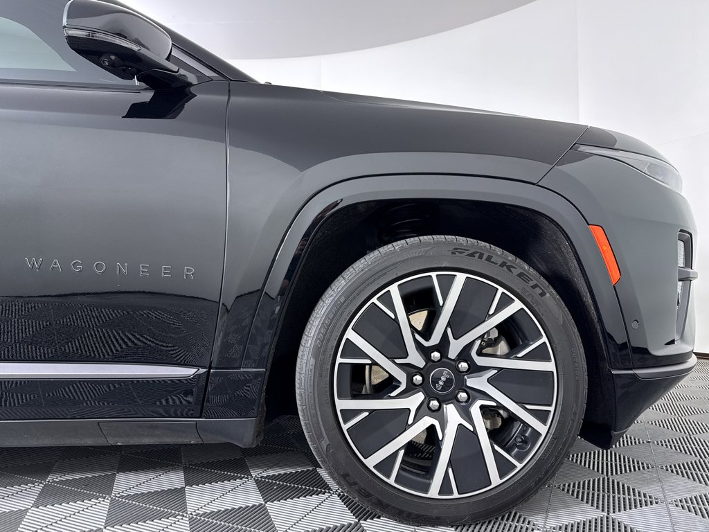 Used 2025 Diamond Black Crystal Pearlcoat Jeep Limited image 24