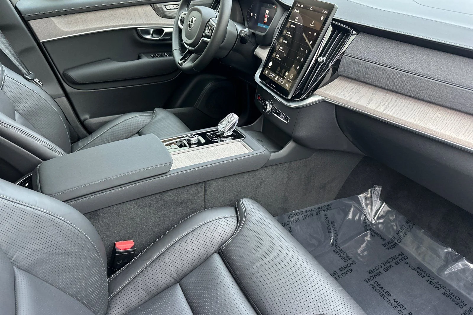 New 2026 Crystal White Volvo B6 Ultra Dark Theme 7-Seater image 19