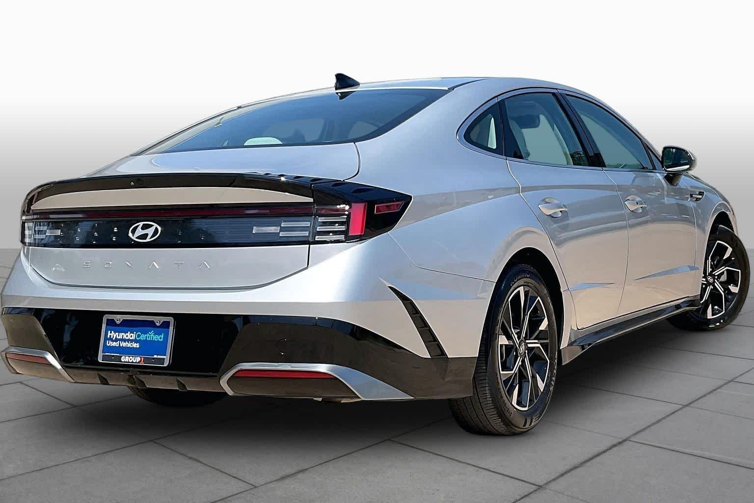 Used 2025 Aero Silver Hyundai SEL image 13