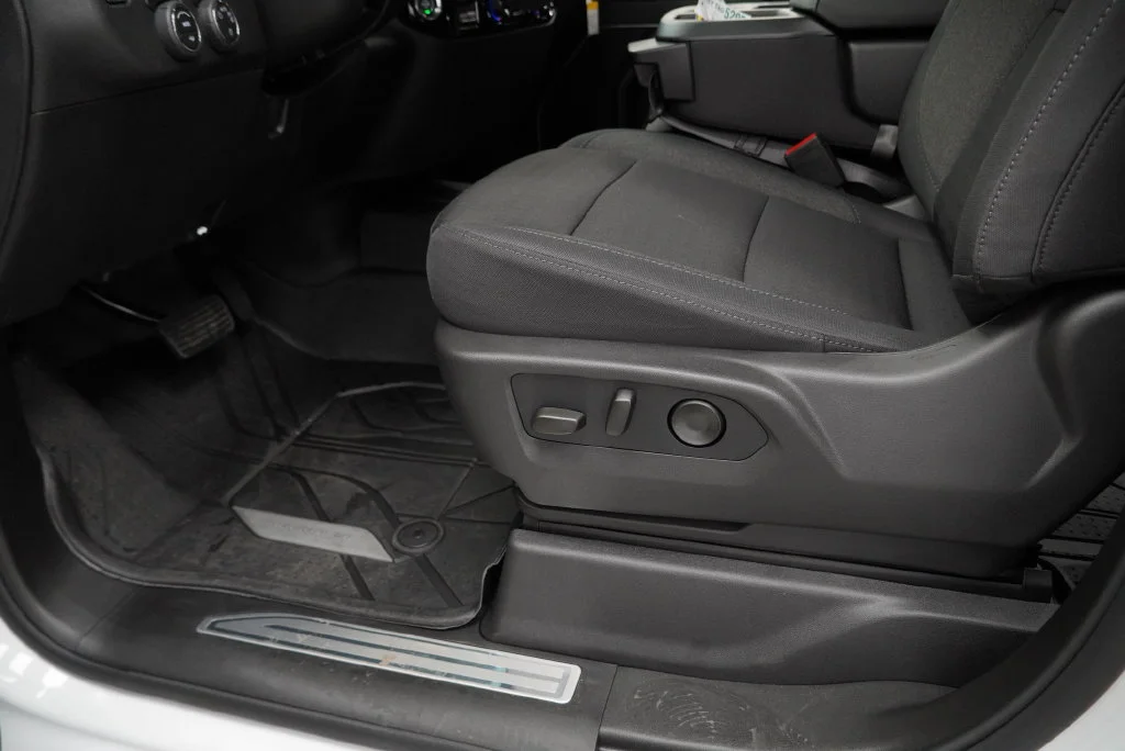 New 2026 Summit White Chevrolet LT image 31