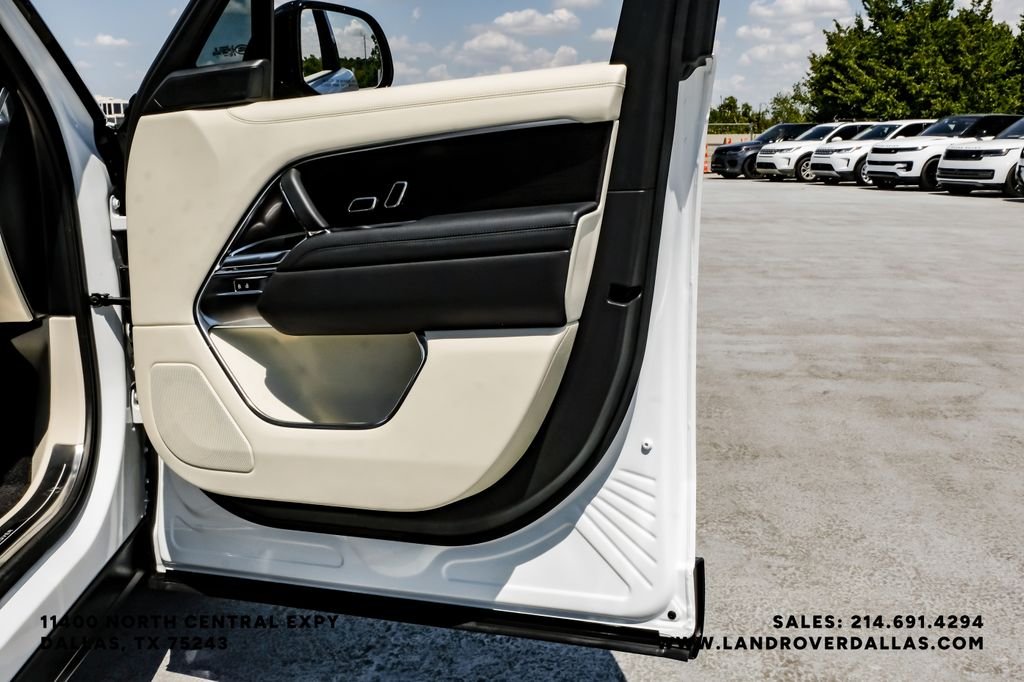 Used 2022 White Land Rover SE image 40