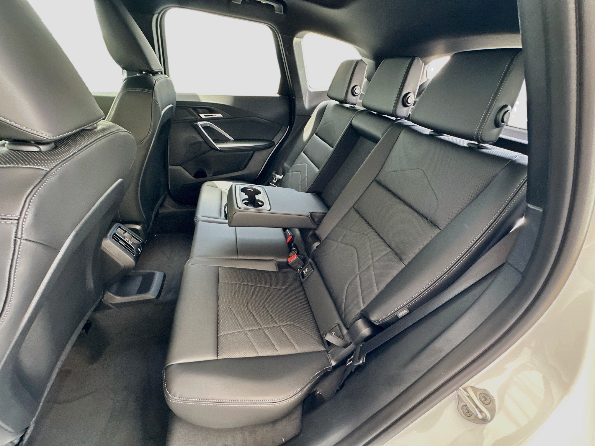 New 2026 Mineral White Metallic BMW xDrive28i image 18
