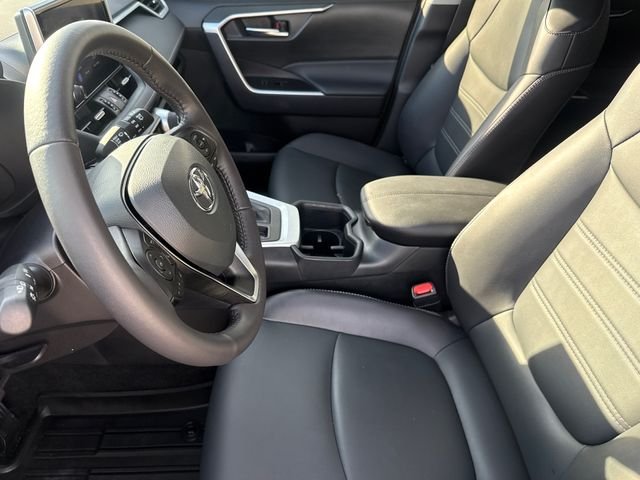 Used 2025  Toyota XLE Premium image 20