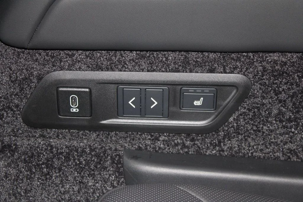 New 2026 Santorini Black Land Rover SE image 48