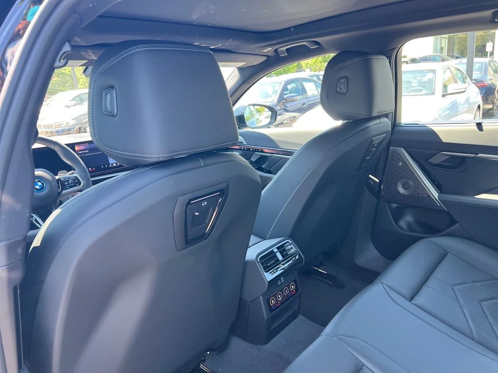 New 2027 Black BMW 550e xDrive image 25