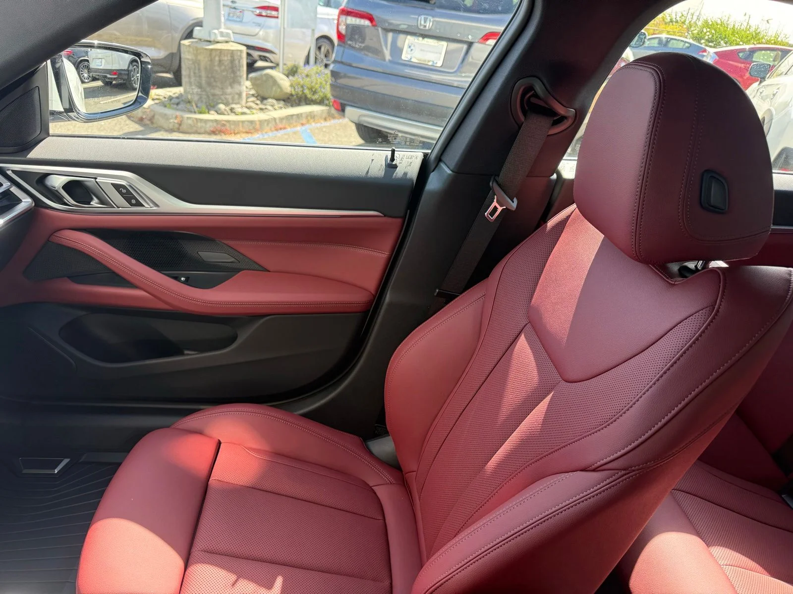 New 2026 Mineral White Metallic BMW xDrive40 image 21