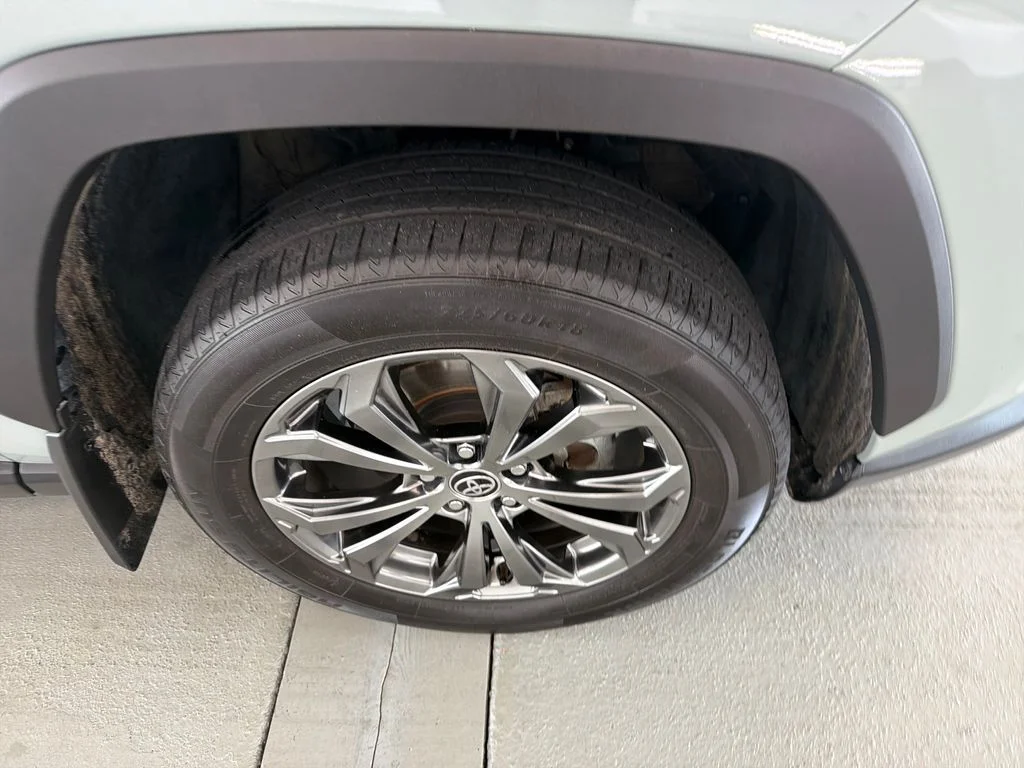 Used 2022  Toyota XLE Premium image 4