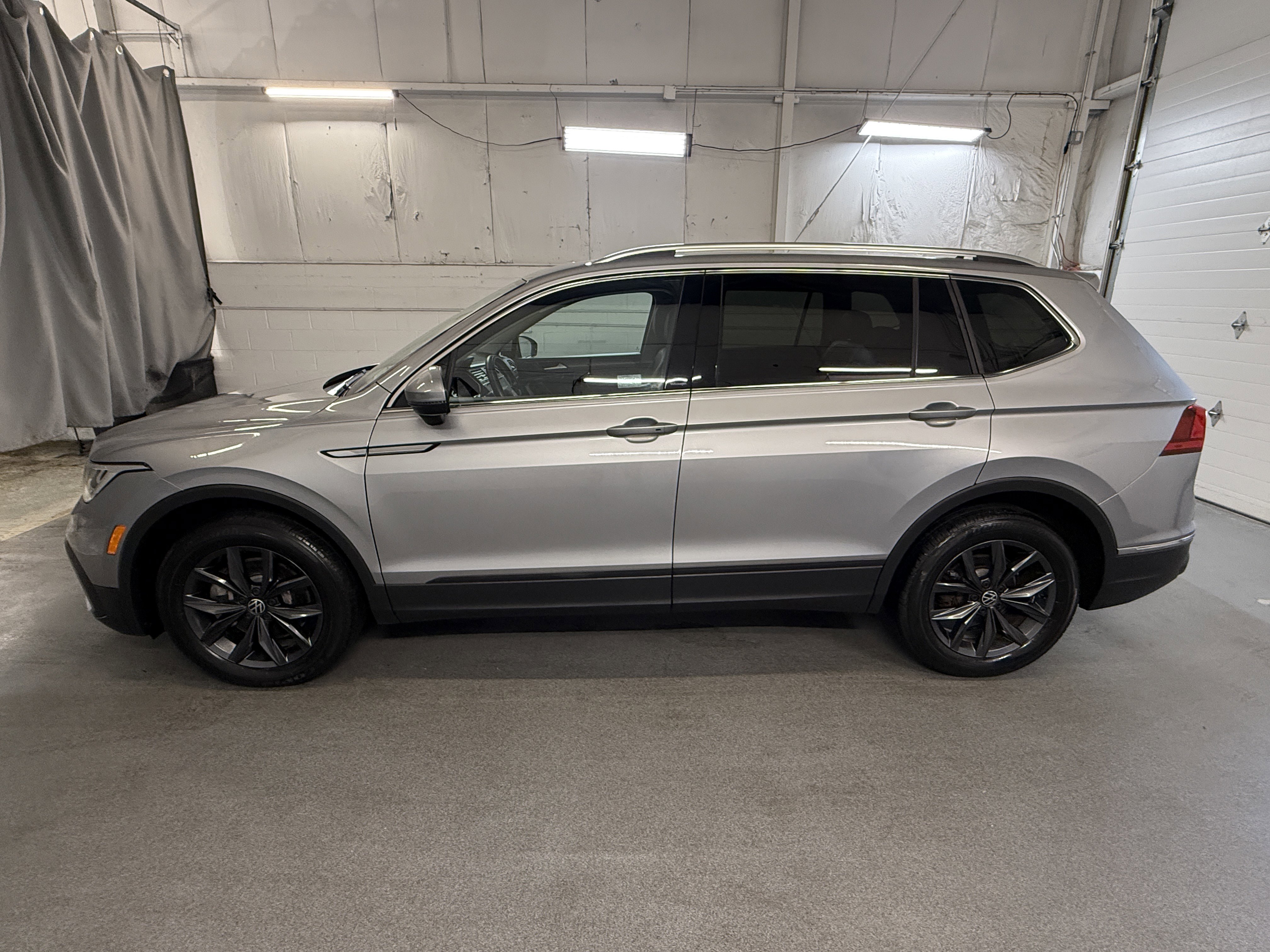 Used 2023 Pyrite Silver Metallic Volkswagen SE image 5