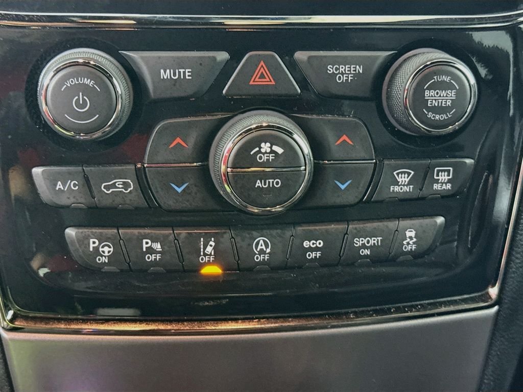 Used 2020 Diamond Black Crystal Pearlcoat Jeep Limited X image 14