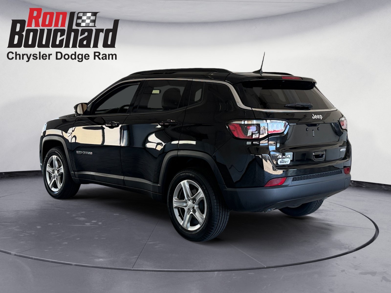 Used 2023 Diamond Black Crystal Pearlcoat Jeep Latitude image 4