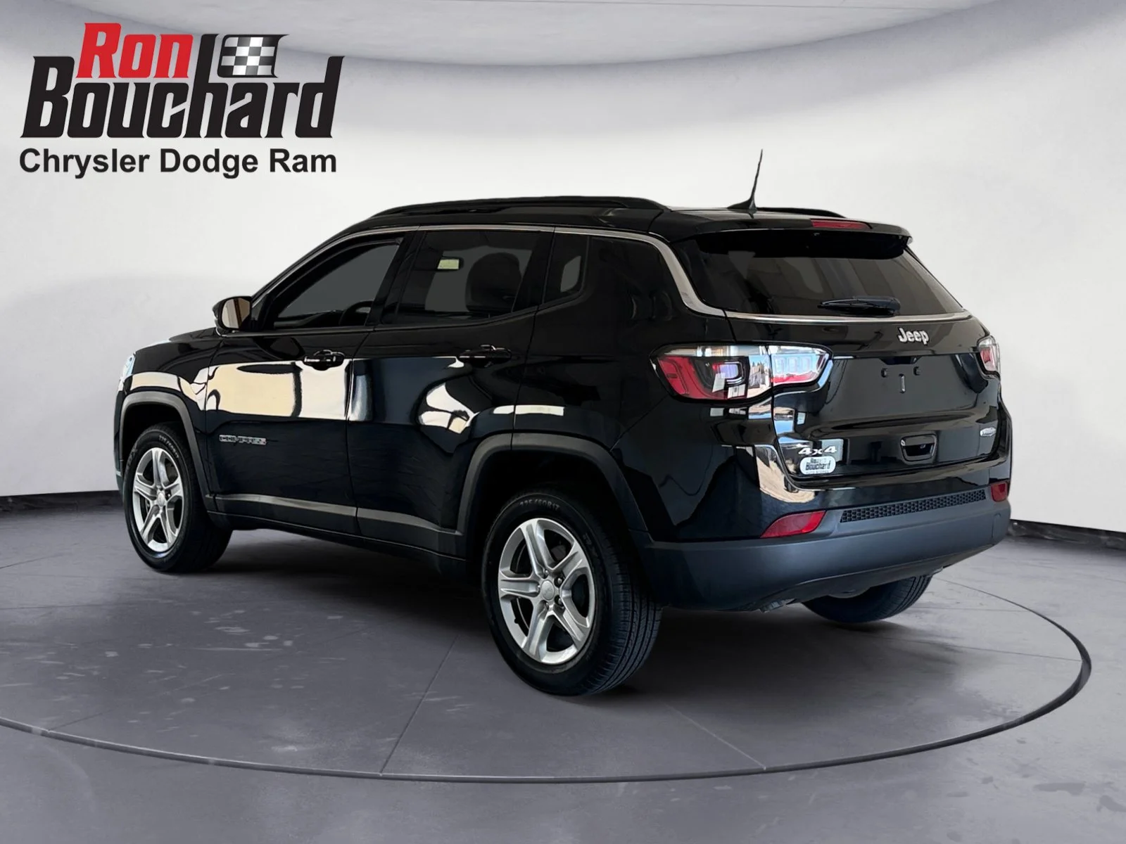 Certified Used 2023 Diamond Black Crystal Pearlcoat Jeep Latitude image 4