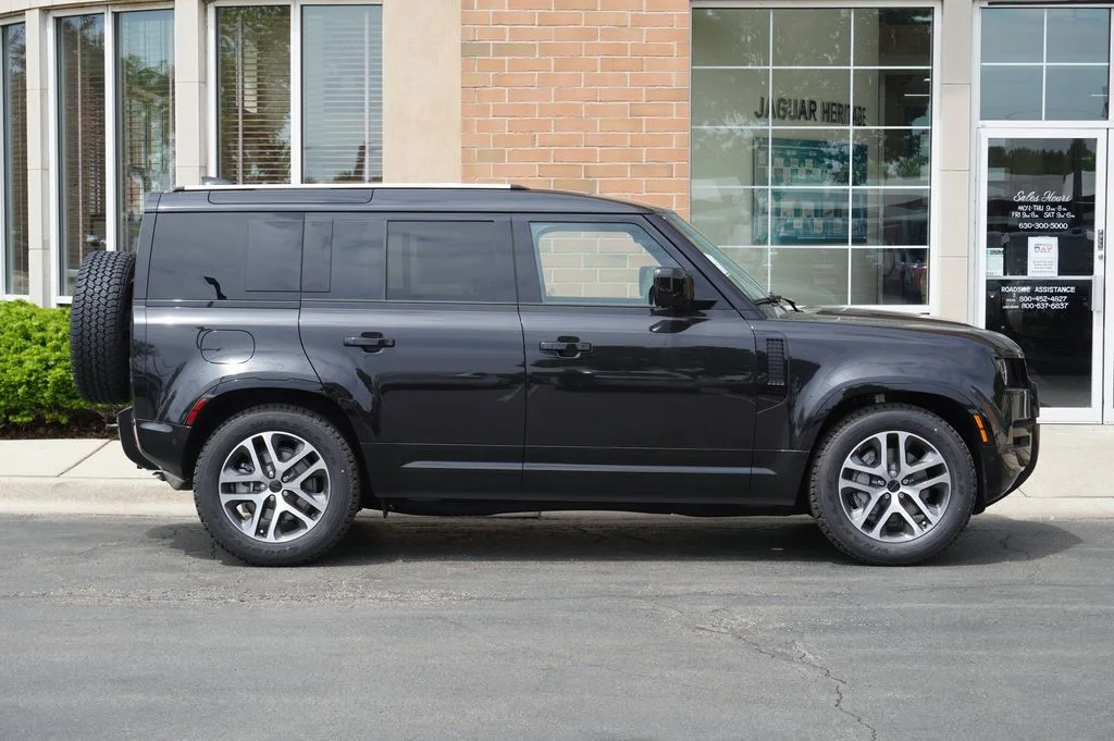 Used 2026 Black Land Rover X-Dynamic SE image 7