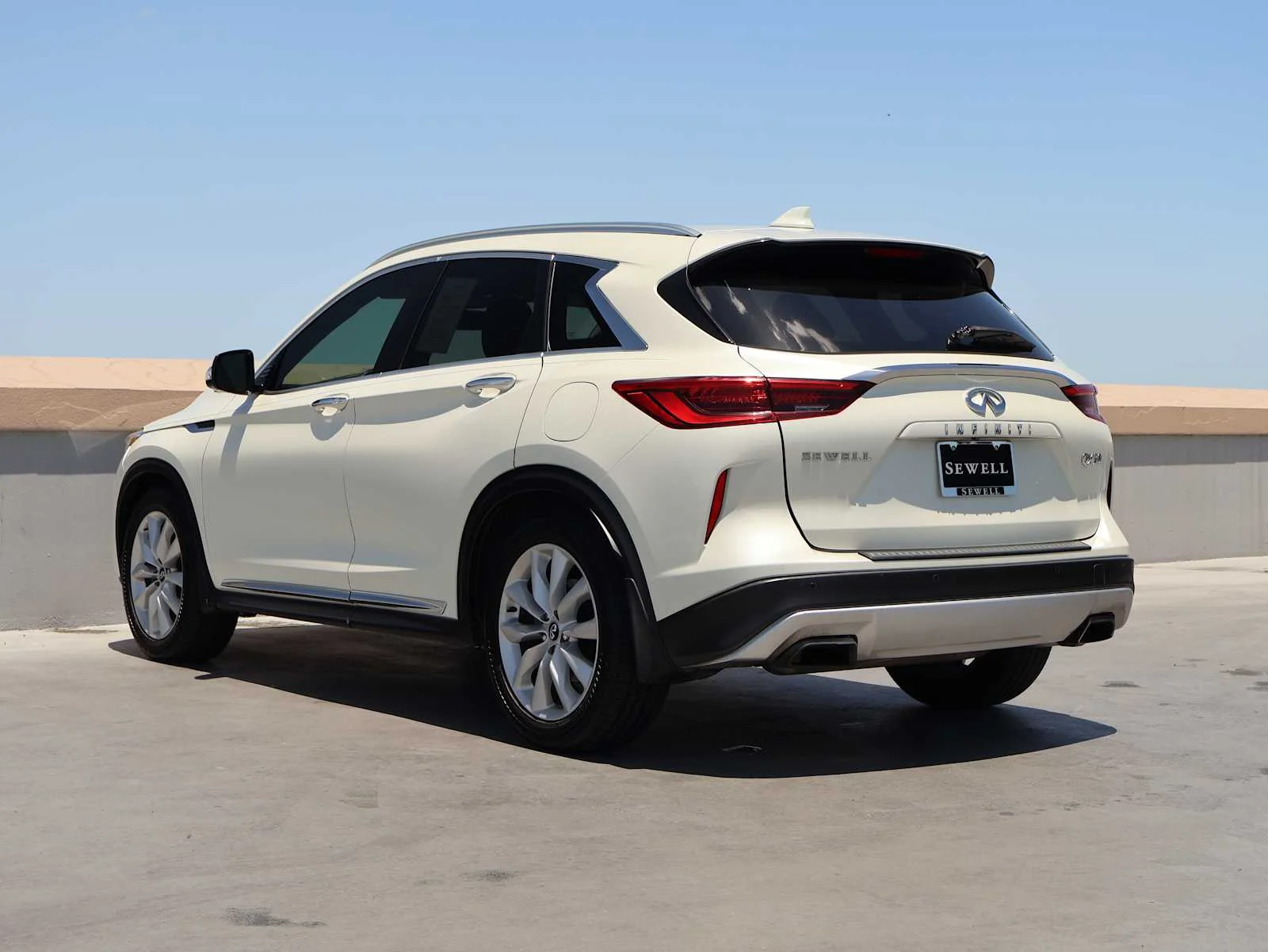 Used 2019 Majestic White INFINITI ESSENTIAL image 9