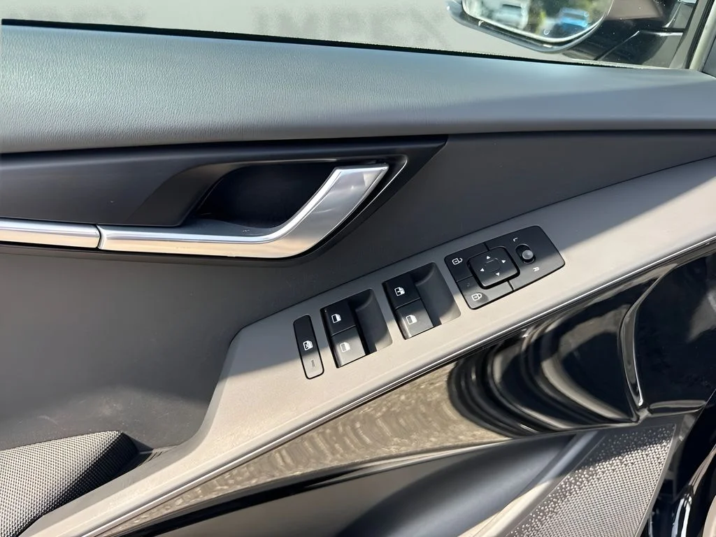 Used 2023 Black Kia Wind image 23