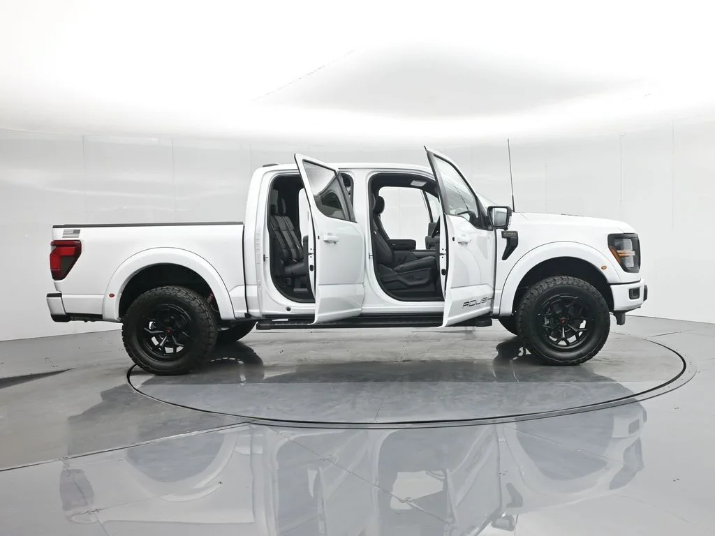 New 2025 Oxford White Ford XLT image 4