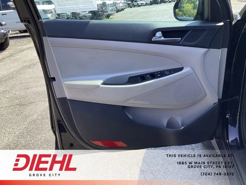 Used 2018 Black Hyundai SE image 14