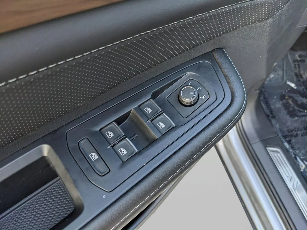 New 2026 Silver Volkswagen 2.0T SE w/Technology image 16