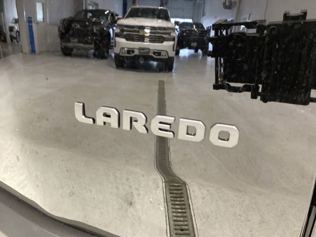 New 2026 Diamond Black Crystal Pearl-Coat Exterior Paint Jeep Laredo image 30