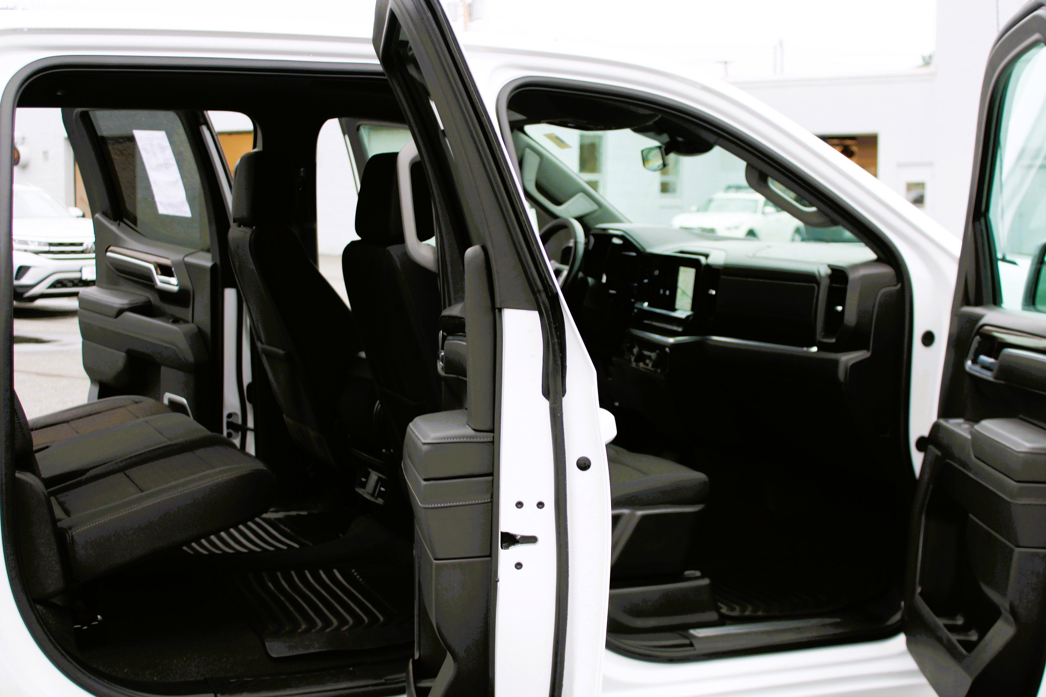 Used 2025 Summit White Chevrolet LT image 17