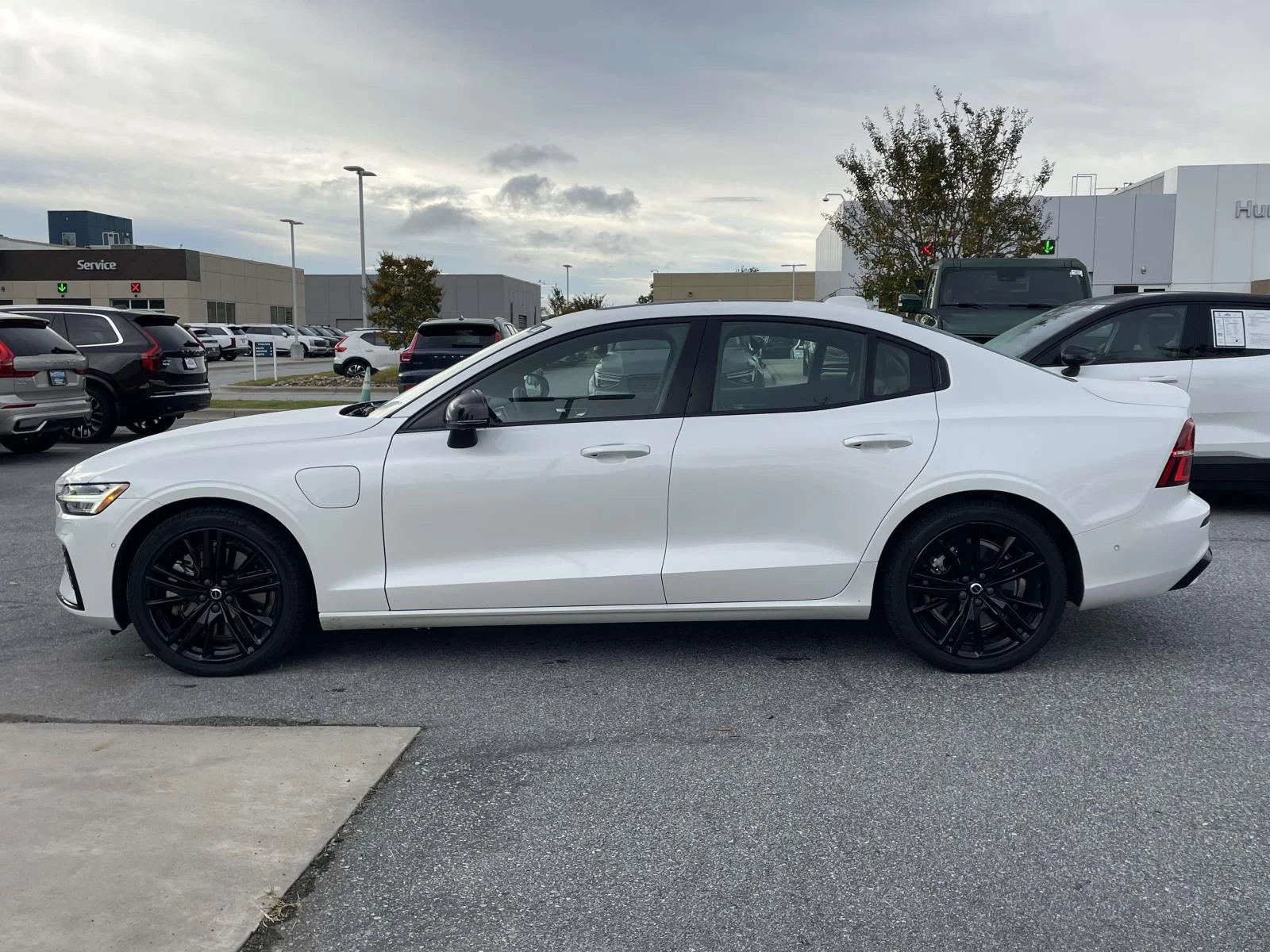 Used 2024 Crystal White Metallic Volvo Plus Black Edition image 25
