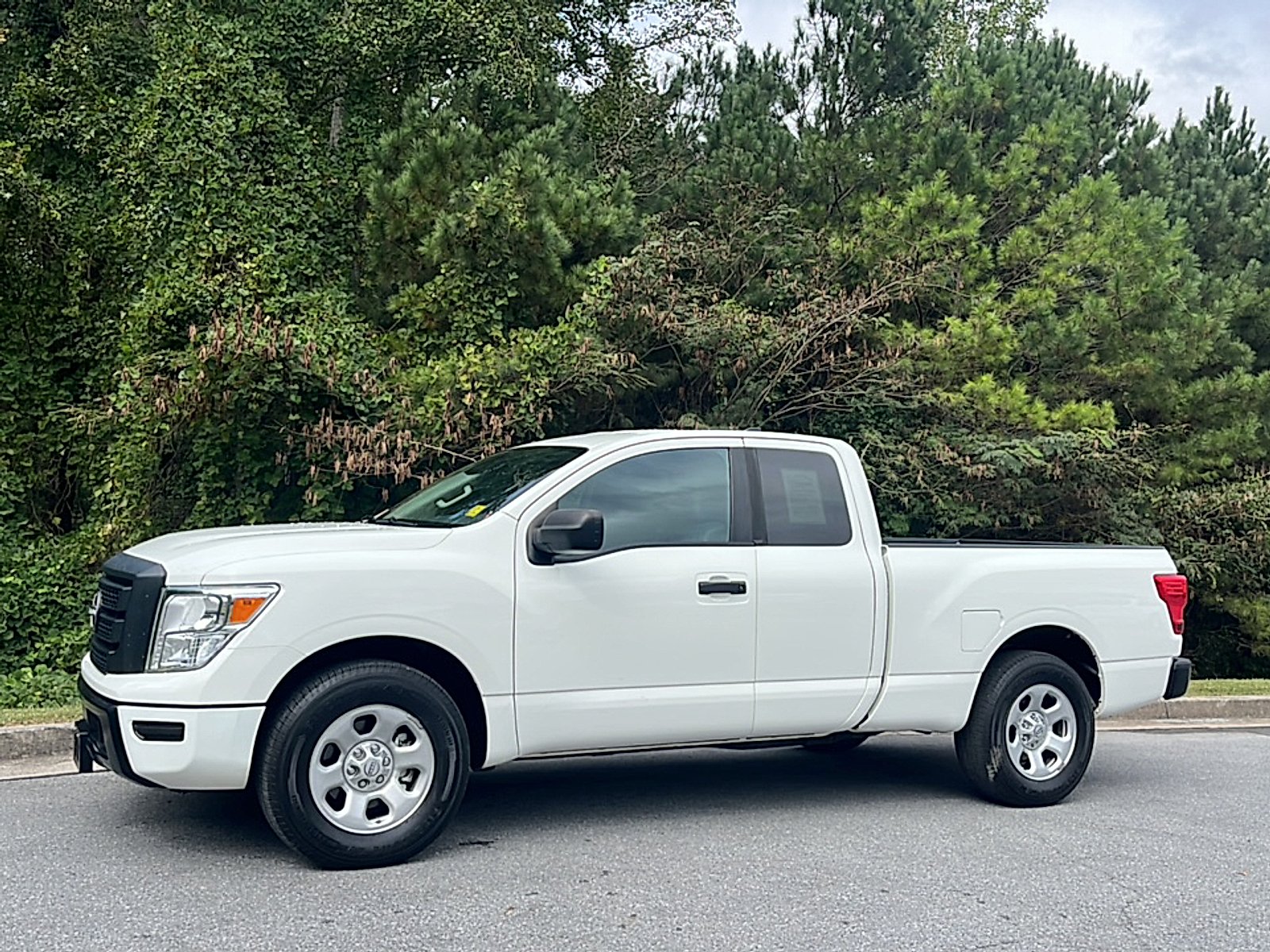 Used 2023  Nissan King Cab S 4x2 image 4