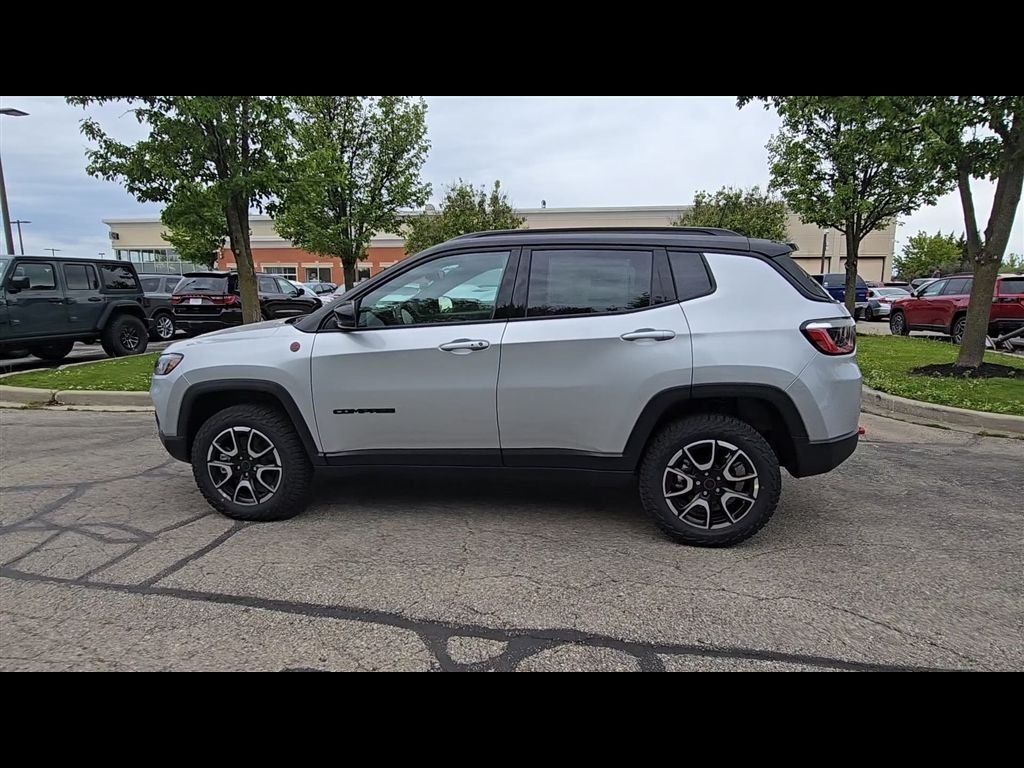 New 2026 Silver Zynith Metallic Clear-Coat Exterior Paint Jeep Trailhawk image 5
