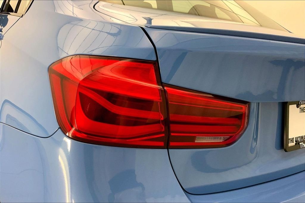 Used 2018 Yas Marina Blue Metallic BMW  image 28