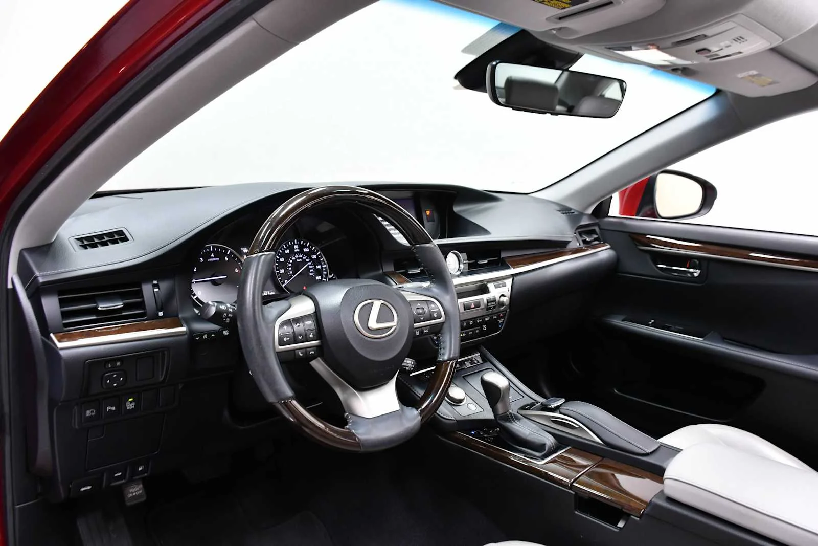 Used 2018 Matador Red Mica Lexus  image 17