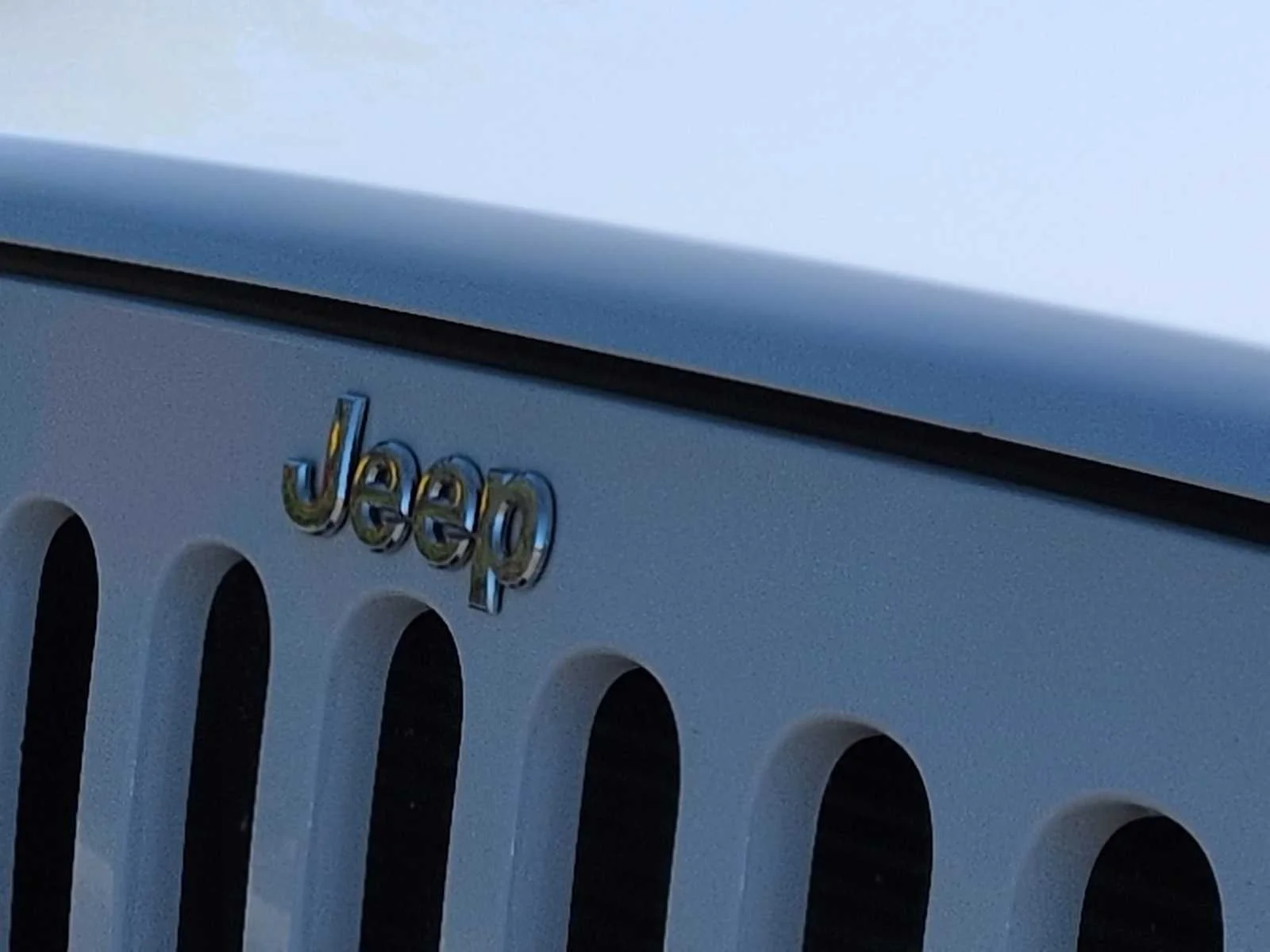 Used 2014 Bright White Clearcoat Jeep Sahara image 11